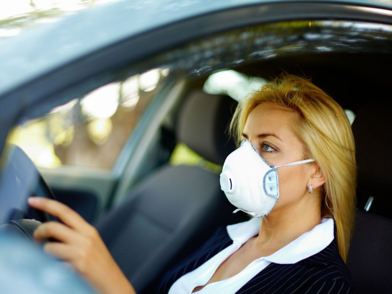 Качественный и эффективный респиратор плотно фиксируется на лице и не препятствует нормальному дыханию человека