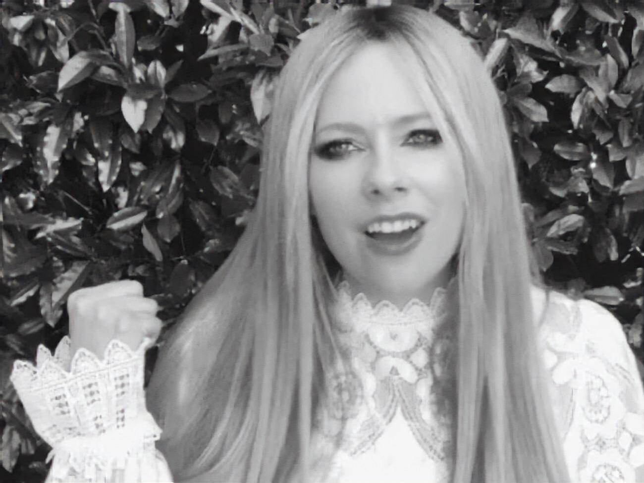 Лавін презентувала чорно-білий кліп