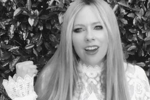 Лавін презентувала чорно-білий кліп