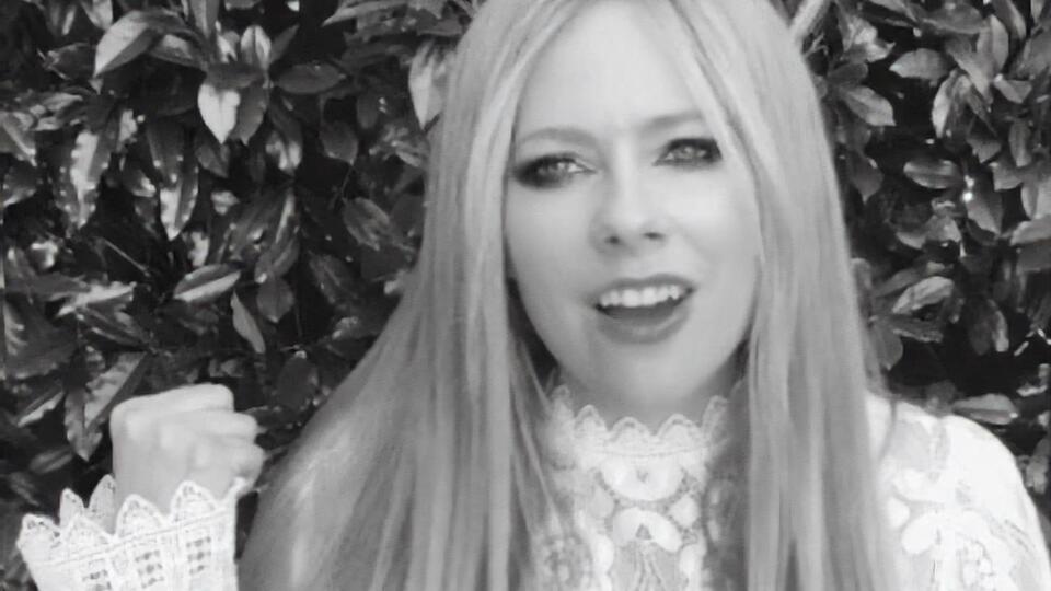 Лавин представила черно-белый клип