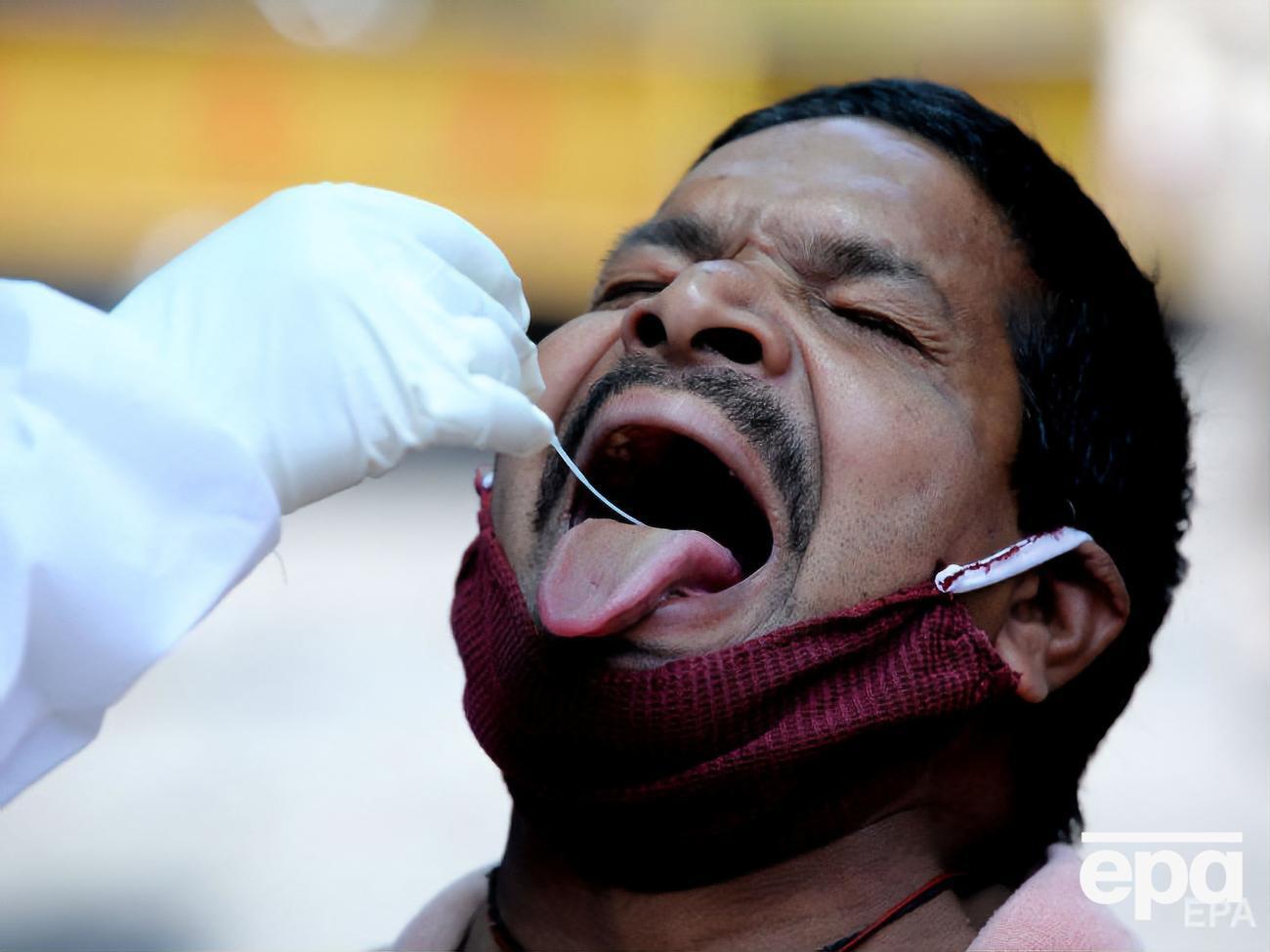 У жителя индийского города Бхопал берут ротоглоточный мазок на коронавирус