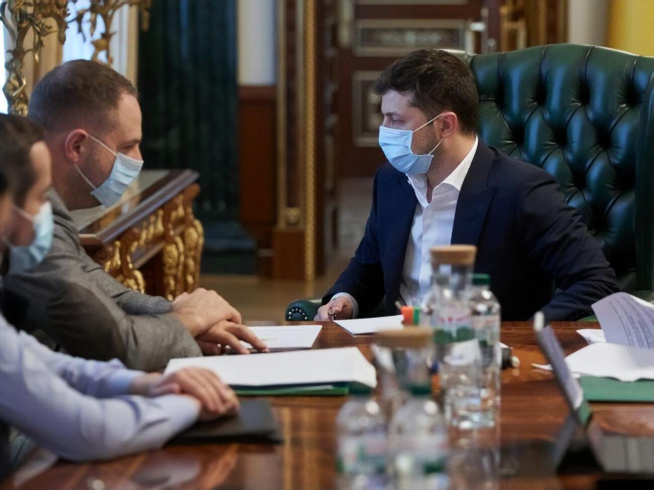 Під час наради в Офісі президента йшлося про те, що травневі свята &ndash; це останні з "небезпечних вихідних", які можуть сприяти скупченню людей