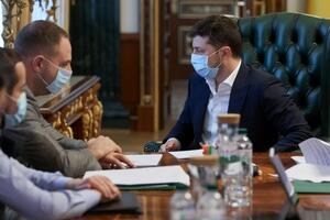Під час наради в Офісі президента йшлося про те, що травневі свята – це останні з "небезпечних вихідних", які можуть сприяти скупченню людей