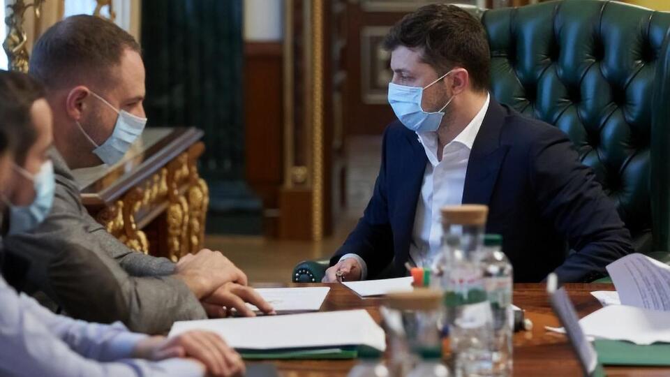 Во время совещания в Офисе президента шла речь о том, что майские праздники – это последние из "опасных выходных", которые могут способствовать скоплению людей
