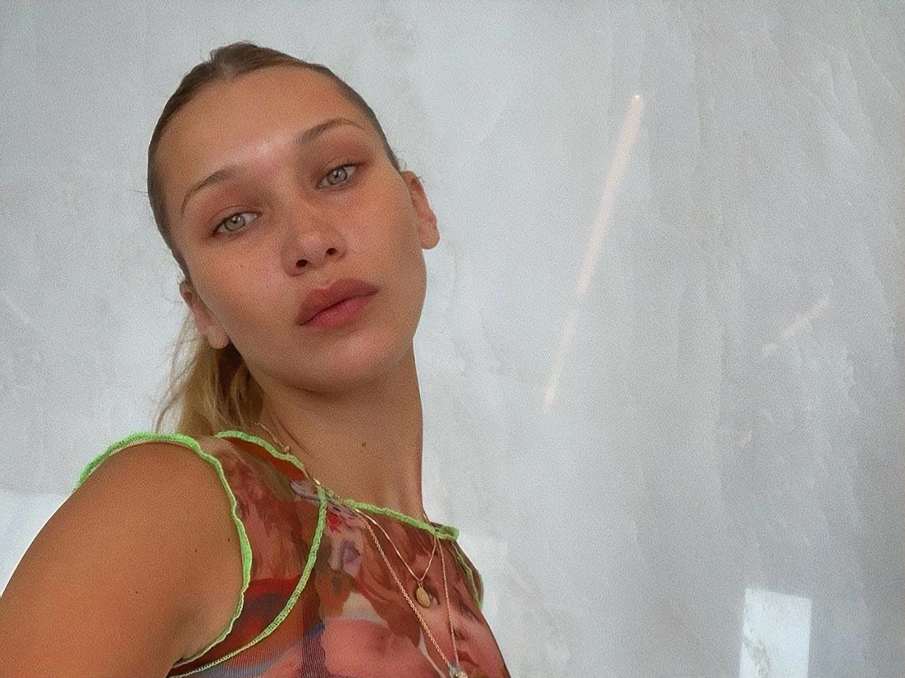 Хадід показала, як працює із землею