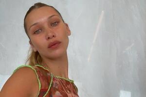 Хадід показала, як працює із землею