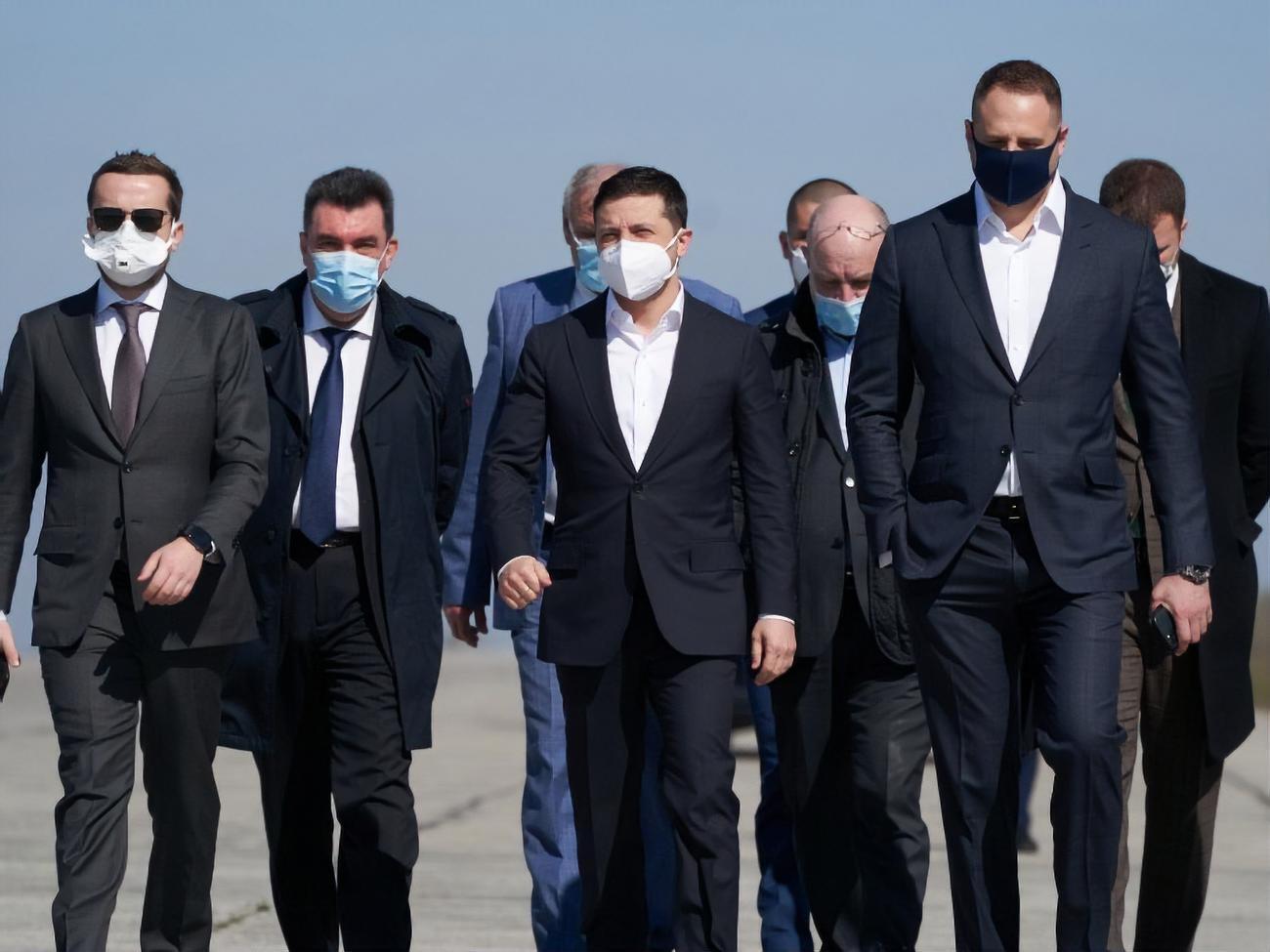 Зеленський та інші чиновники зустрічали "Мрію" у "Борисполі" 23 квітня