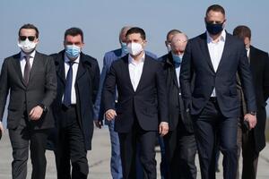 Зеленський та інші чиновники зустрічали "Мрію" у "Борисполі" 23 квітня