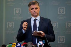 Пристайко запевнив, що Україна "не може й не буде" забороняти виїзд українців за кордон
