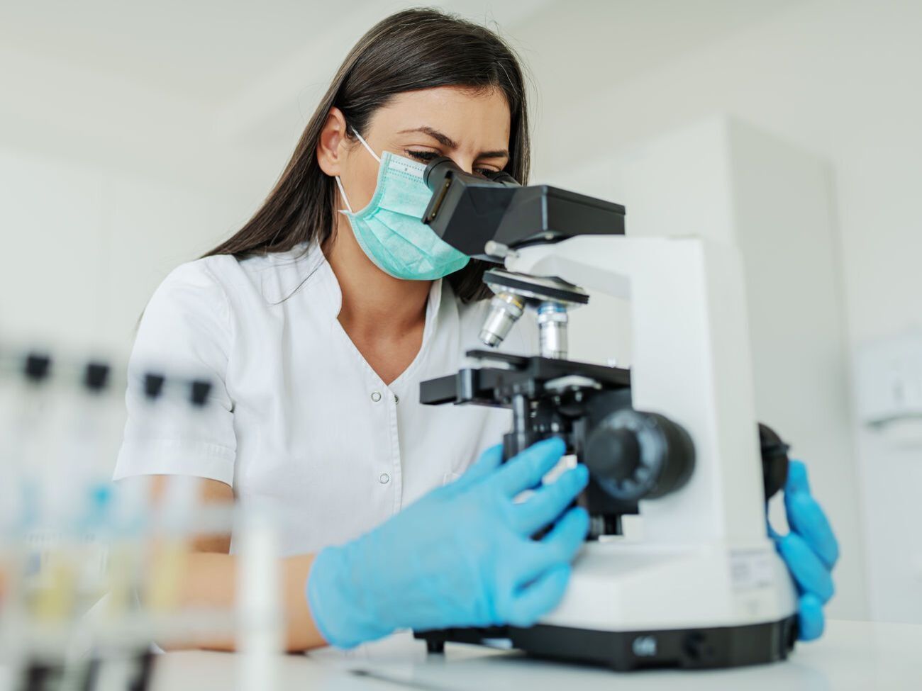 Медикам, работающим с пациентами, больными коронавирусом, положено 300% оклада