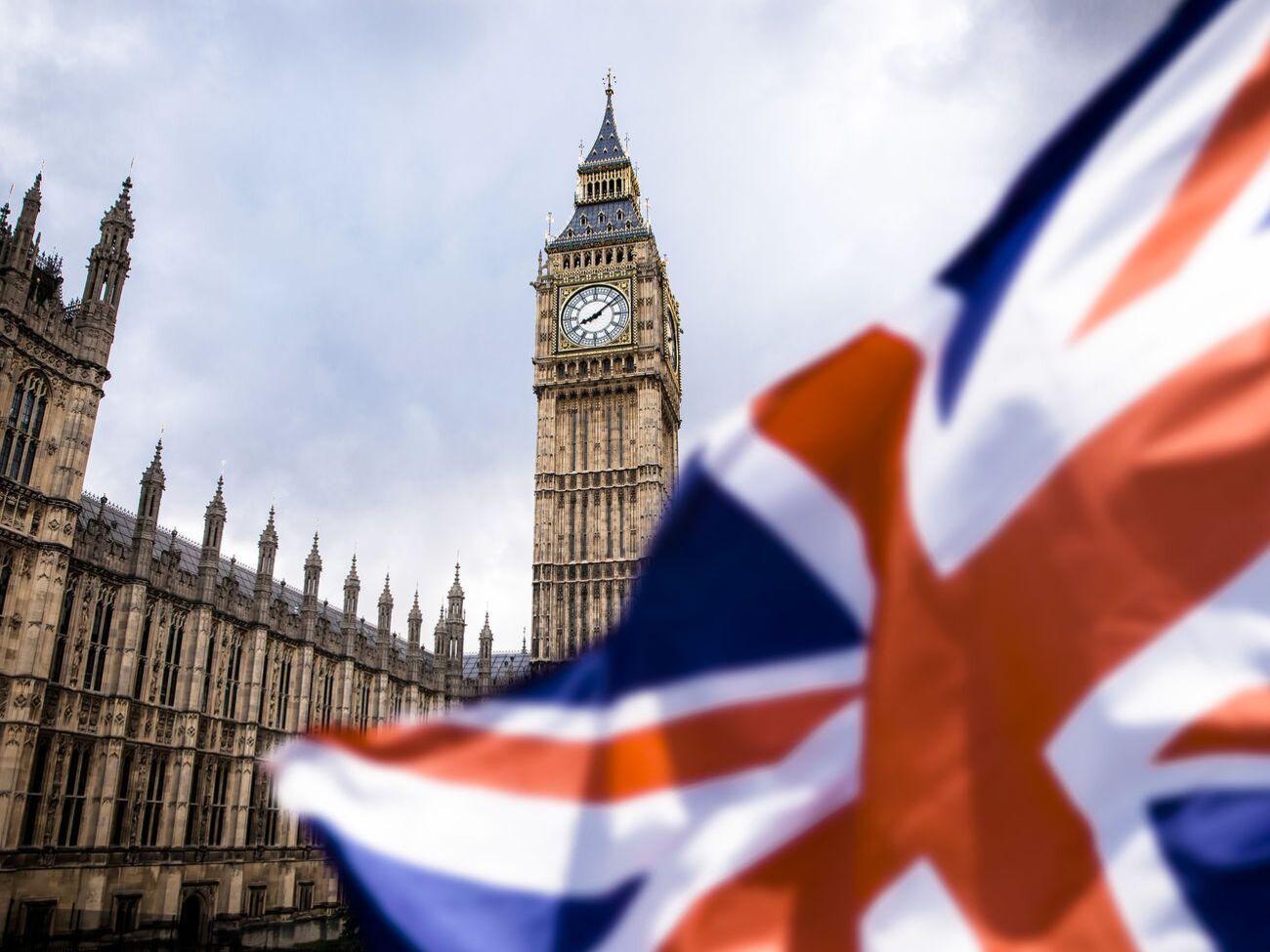 Посольство Великобританії попередило українців про необхідність отримати дозвіл МЗС на виїзд, але згодом відкоригувало заяву