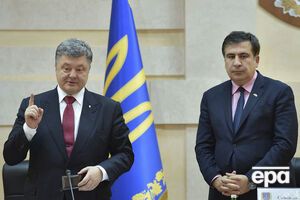 Порошенко (на фото ліворуч) позбавляв Саакашвілі українського громадянства