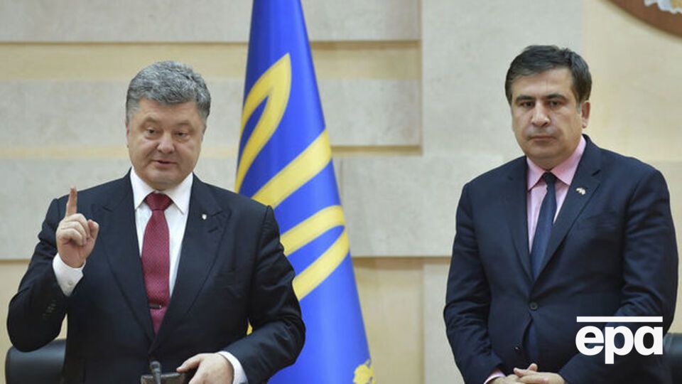 Порошенко (на фото слева) лишал Саакашвили украинского гражданства