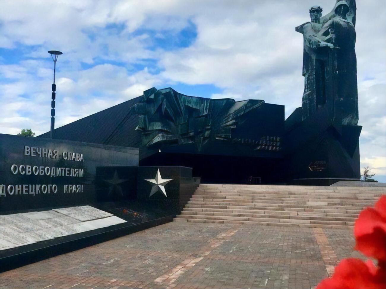 Цим знімком Сівохо проілюстрував у соцмережі покладання квітів у Донецьку