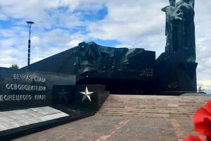 Цим знімком Сівохо проілюстрував у соцмережі покладання квітів у Донецьку