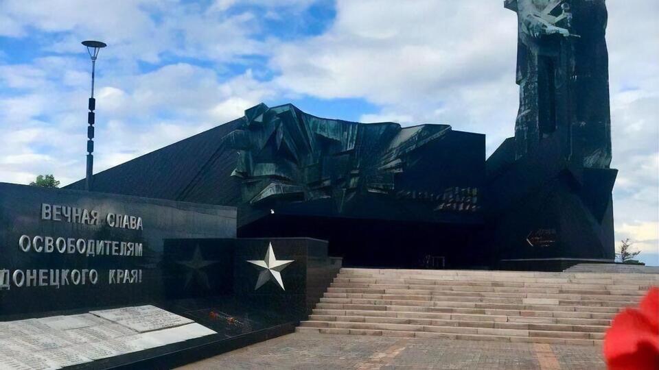 Цим знімком Сівохо проілюстрував у соцмережі покладання квітів у Донецьку