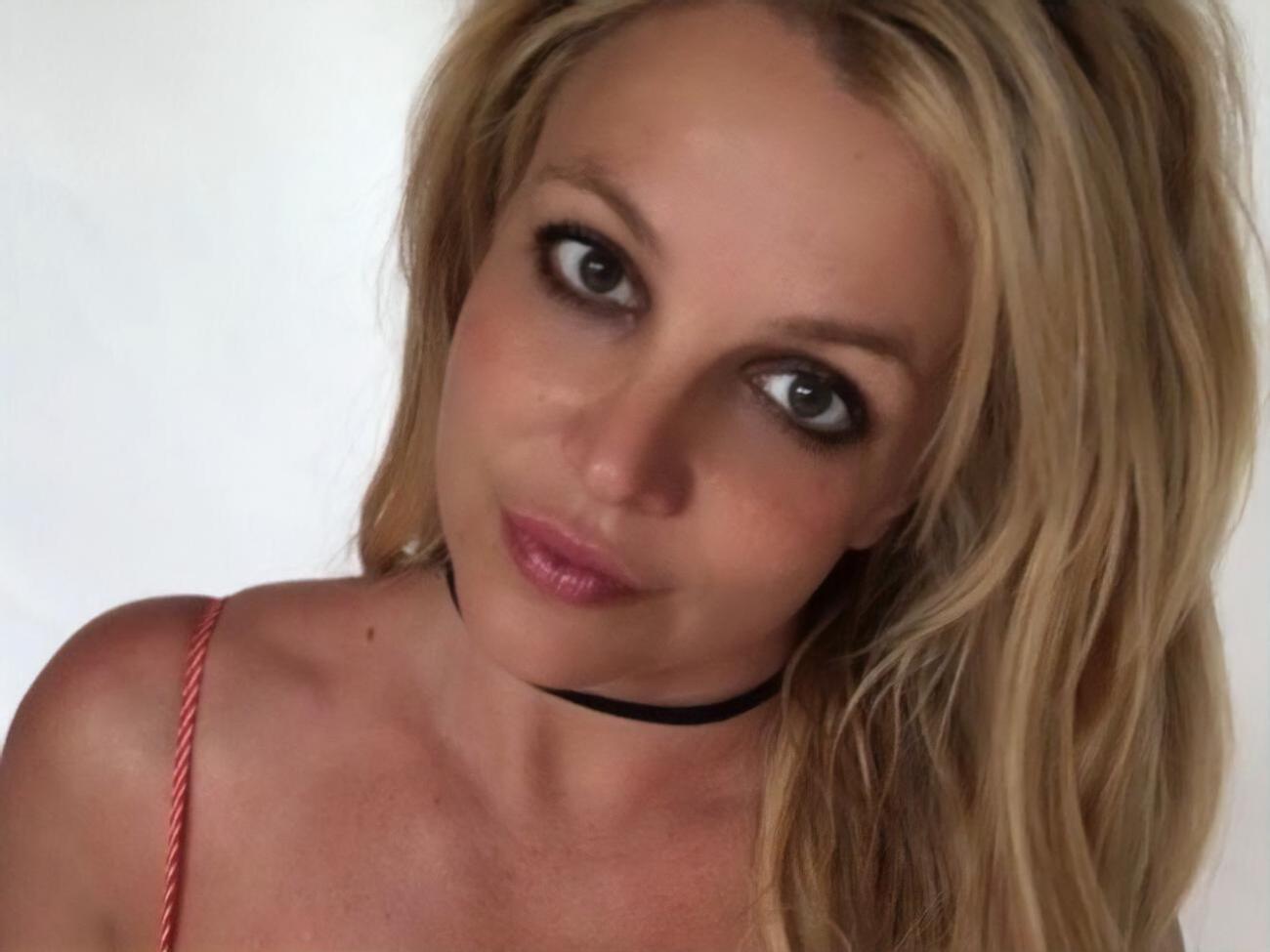 Спірс: Ви попросили нову обкладинку Glory, і, оскільки альбом вийшов на перше місце, ми мали це зробити!