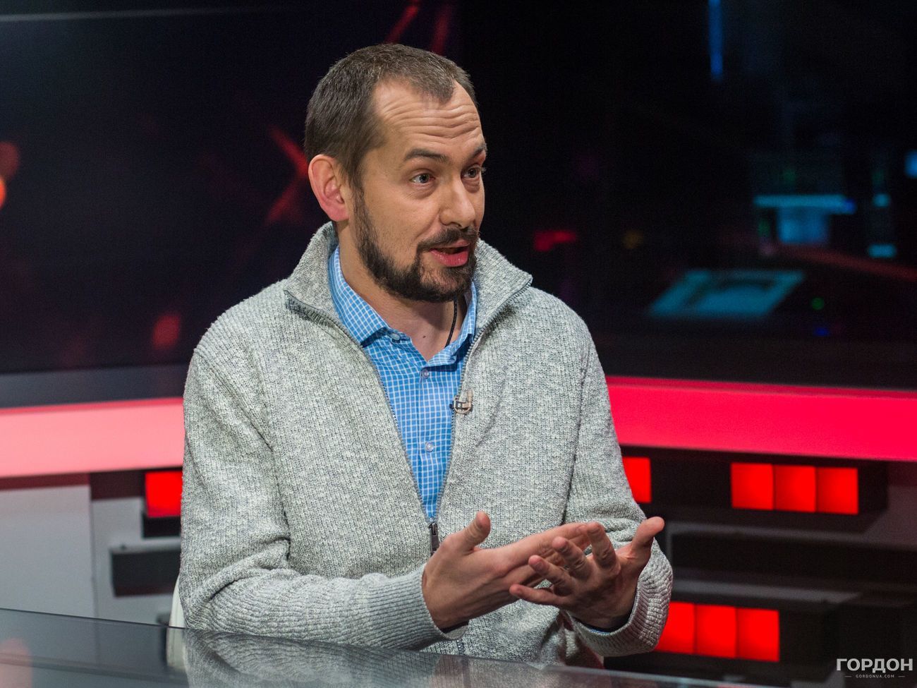 Цимбалюк припустив, що Ломаченку й Усику неважливо, які прапори висять навколо
