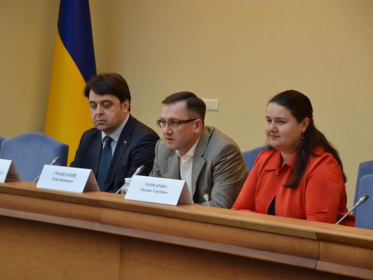 Уманский (посредине) был на должности главы Минфина меньше месяца