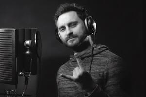 СКАЙ у кліпі поєднала 130 різних роликів