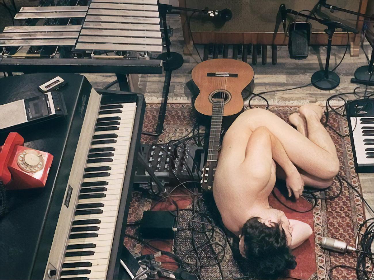 Для обложки нового альбома Шуров снялся без одежды