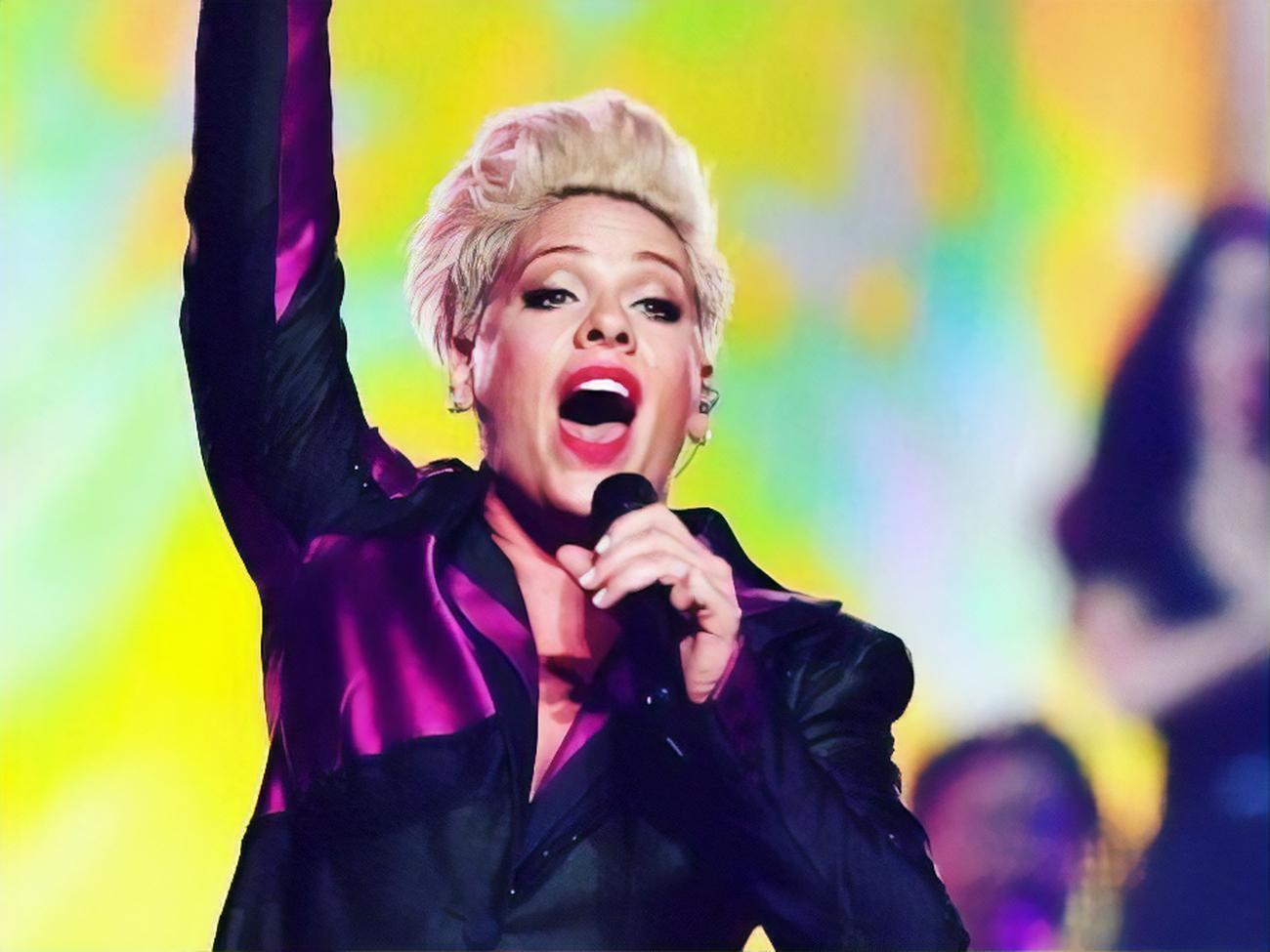 В 2005 году певица публично попросила Харта жениться на ней