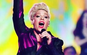 В 2005 году певица публично попросила Харта жениться на ней