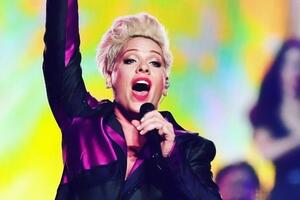 В 2005 году певица публично попросила Харта жениться на ней