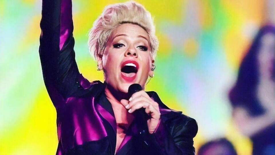 В 2005 году певица публично попросила Харта жениться на ней