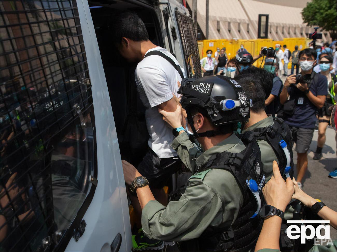 Полиция Гонконга задержала более 200 человек, их возраст &ndash; от 12 до 65 лет