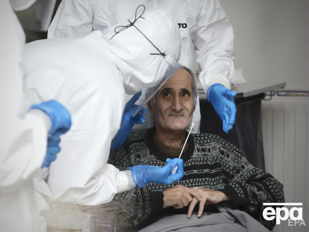 Мужчине делают тест на коронавирус в доме престарелых в городе Санта-Мария-да-Фейра (Португалия)