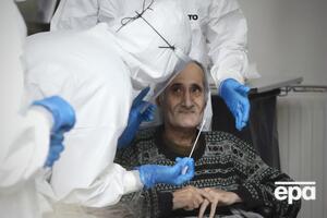 Чоловікові роблять тест на коронавірус у будинку для людей похилого віку в місті Санта-Марія-да-Фейра (Португалія)