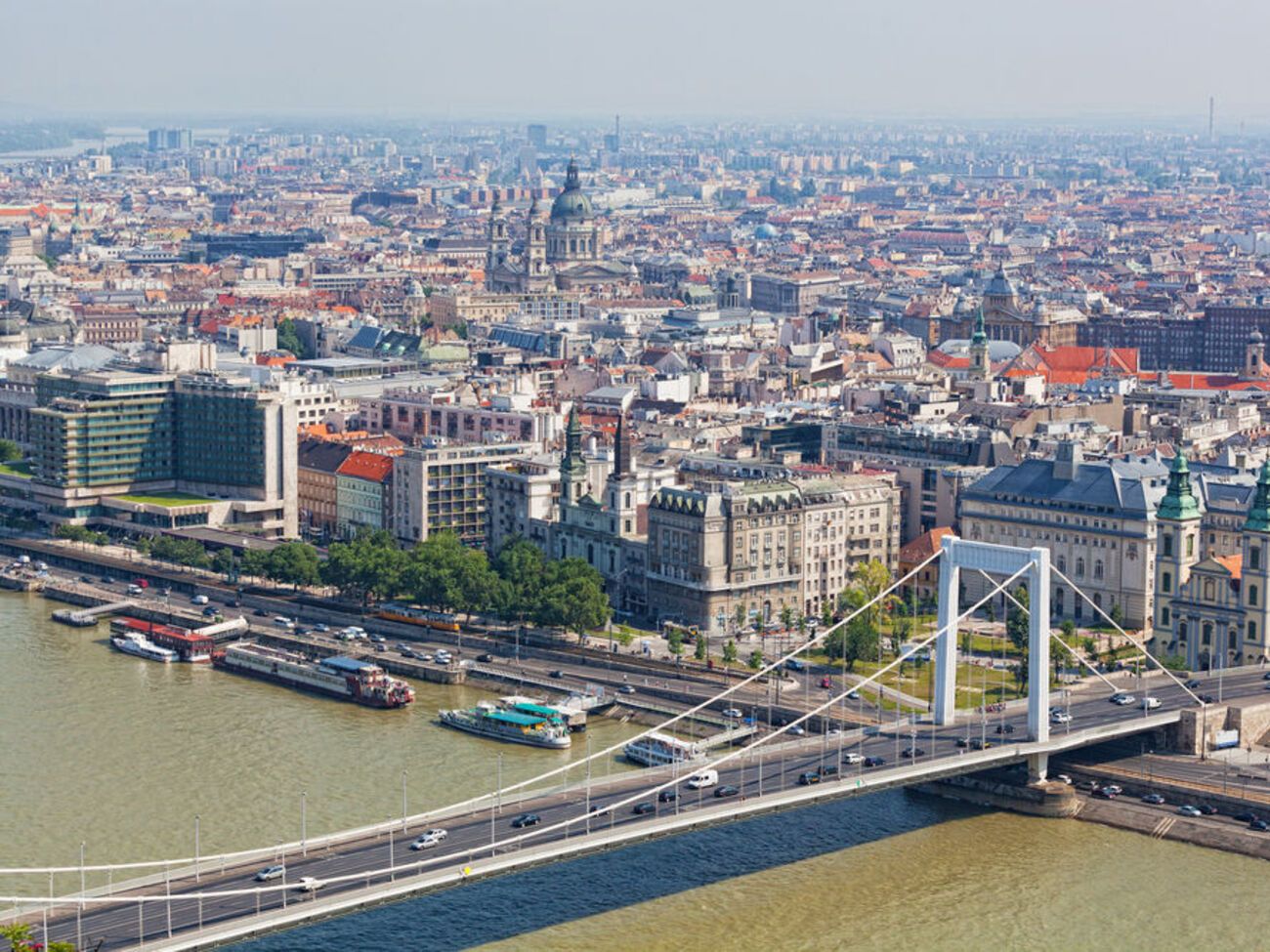 В Венгрии премьер-министр Виктор Орбан получил&nbsp;расширенные полномочия на время чрезвычайного положения&nbsp;из-за ситуации с пандемией COVID-19