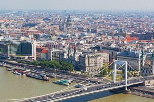 В Венгрии премьер-министр Виктор Орбан получил расширенные полномочия на время чрезвычайного положения из-за ситуации с пандемией COVID-19