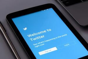 Twitter позначить усі пости про коронавірус, які можуть містити фейки