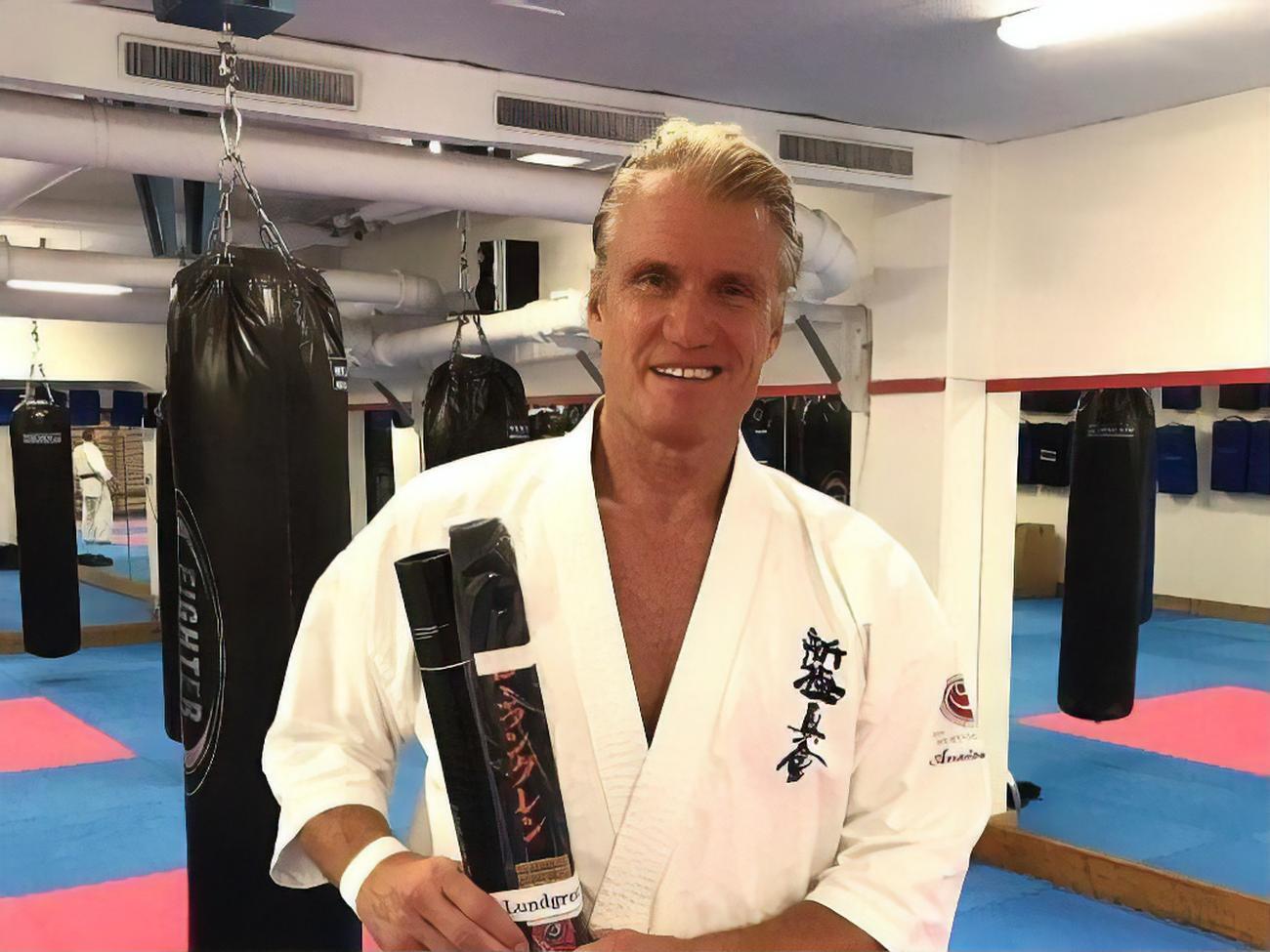 У 62 роки актор і далі займається карате