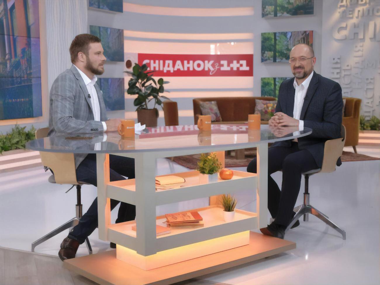 Шмигаль (праворуч) &ndash; журналісту "1+1": Я більший оптиміст, ніж ви, тому хочу сподіватися, що це буде трошечки скоріше, ніж середина літа