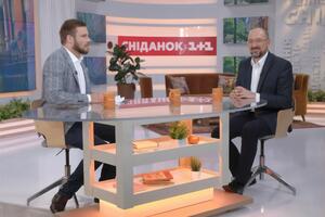 Шмигаль (праворуч) – журналісту "1+1": Я більший оптиміст, ніж ви, тому хочу сподіватися, що це буде трошечки скоріше, ніж середина літа