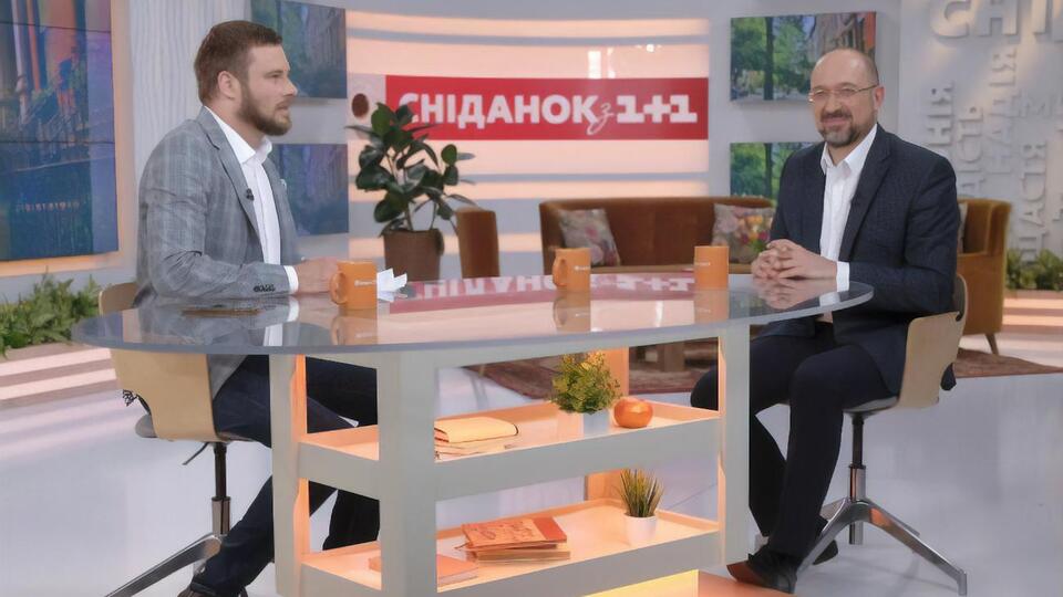 Шмигаль (праворуч) – журналісту "1+1": Я більший оптиміст, ніж ви, тому хочу сподіватися, що це буде трошечки скоріше, ніж середина літа