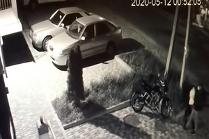 Неизвестный чем-то облил мотоцикл и поджег