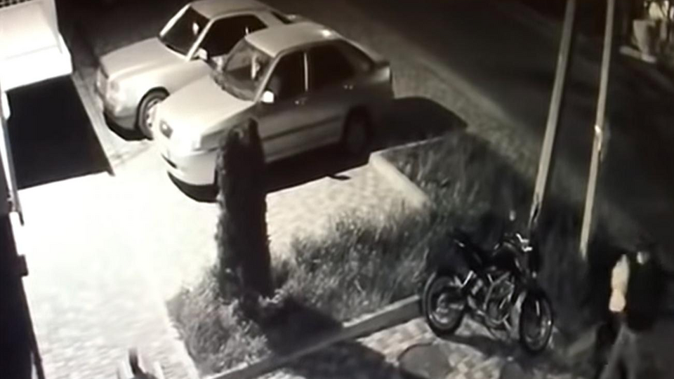 Невідомий чимось облив і підпалив мотоцикл