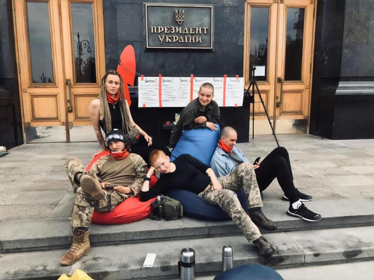 Бессрочный митинг на Банковой длится более 60 дней