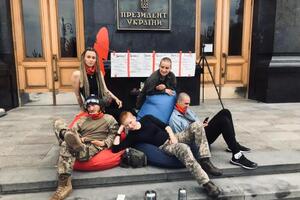 Бессрочный митинг на Банковой длится более 60 дней