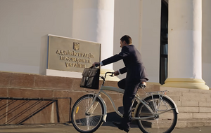 Костюк напомнил, что в фильме Голобородько на велосипеде не ездил – только в клипе перед серией