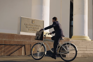 Костюк напомнил, что в фильме Голобородько на велосипеде не ездил – только в клипе перед серией