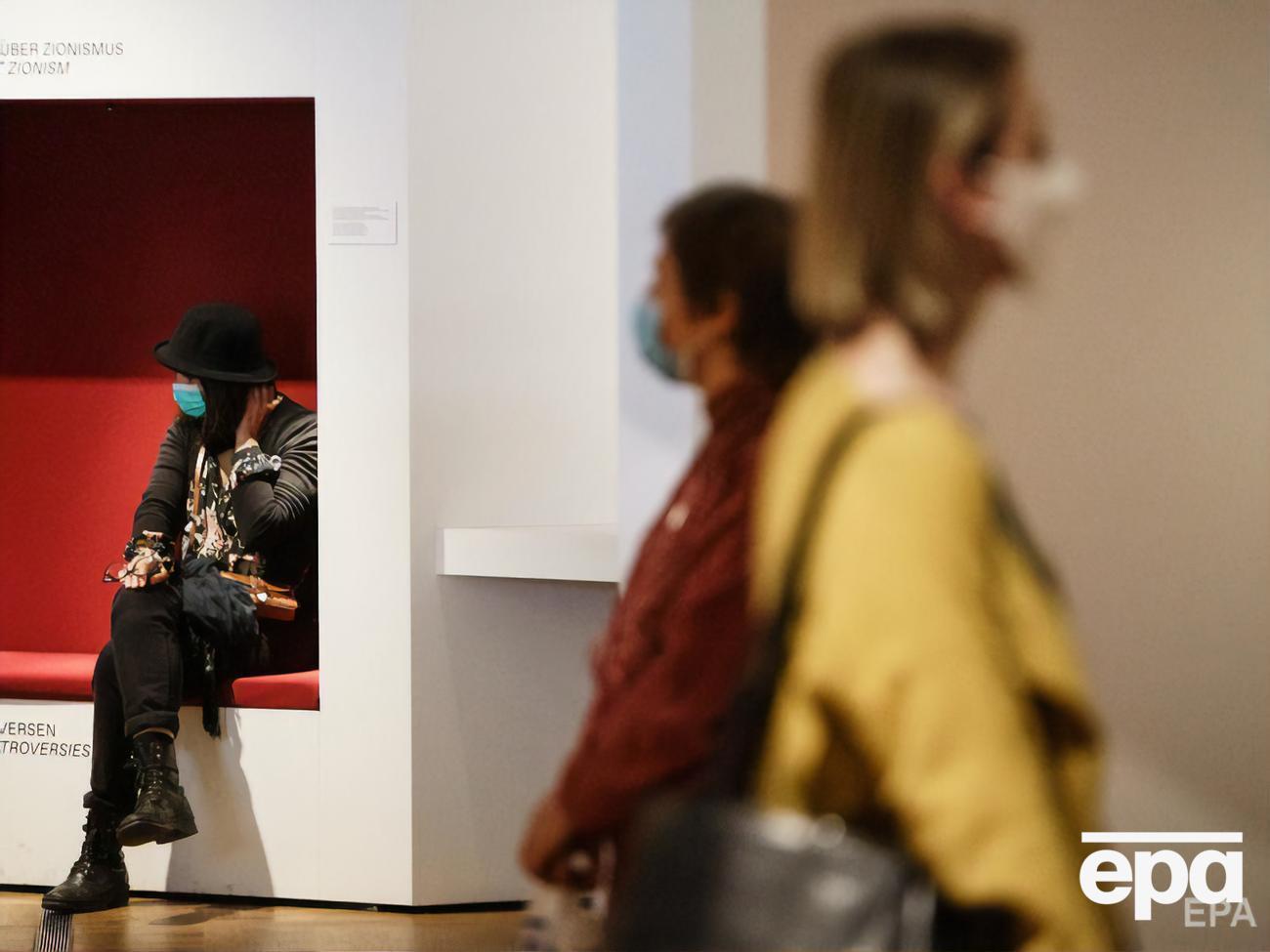 За даними американського Університету Джонса Гопкінса, у світі коронавірусом заразилося приблизно 4,21 млн осіб