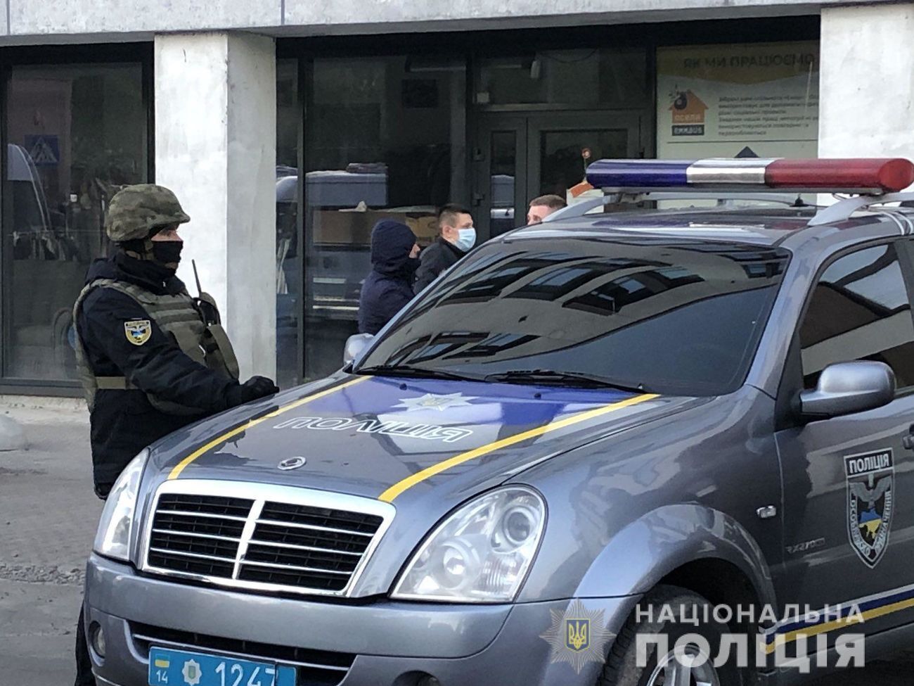 Поліція оточила ресторан і вела переговори зі зловмисником