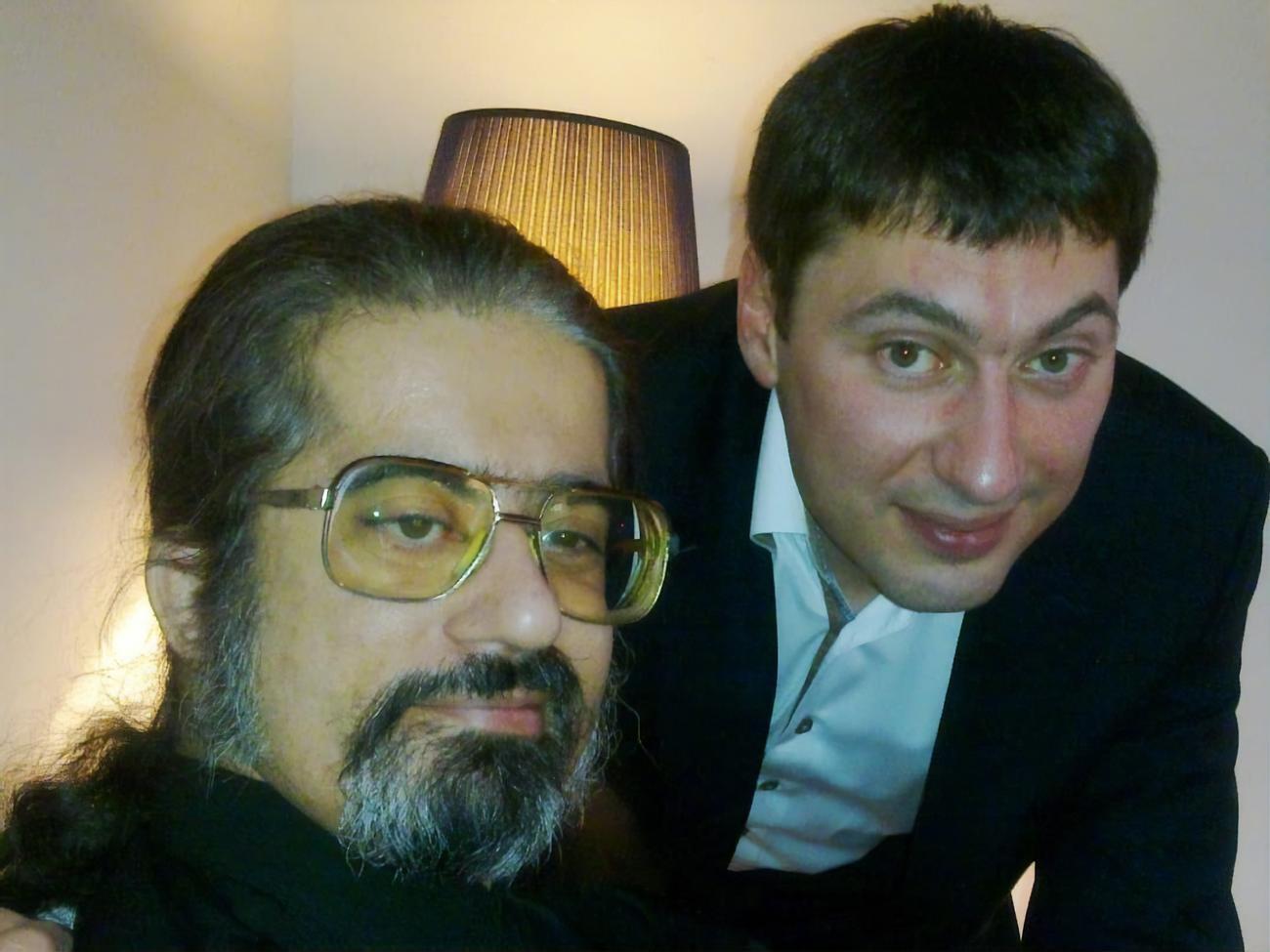 Бенсаад (слева) уверен, что подпись его матери на завещании фальшивая