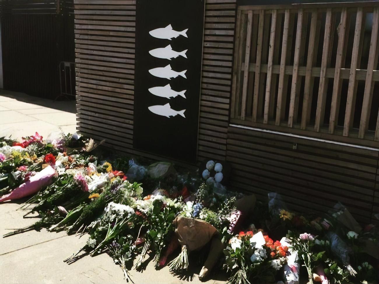 Пять рыб на стене клуба в Схевенингене символизируют гибель серферов