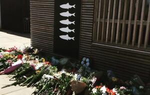 Пять рыб на стене клуба в Схевенингене символизируют гибель серферов